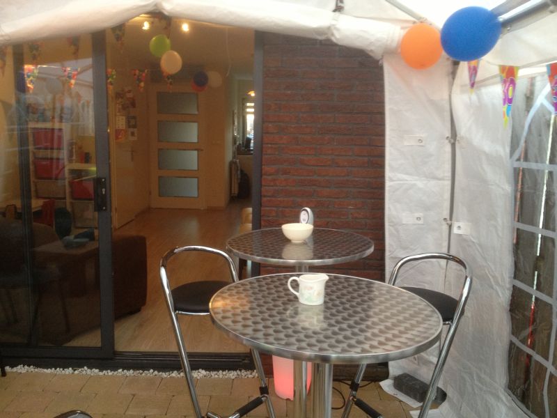 Partytent huren,utrecht, partyverhuur gelderland, partyverhuur amersfoort,zeist,huren partytent, goedkope partytent, tuinfeest, BBQ, verjaardagsfeest, bruiloft regelen, statafels, heaters,stoelen, blowers, rode lopers, barkrukken 